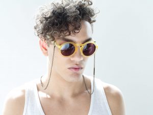 VONERNST Brillenkette Oval Messing Sommer-Accessoire an gelber Brille von einem Jungen getragen