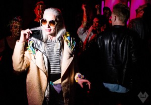 VONERNST Brillenketten und Brillenbänder Kampagne mit best ager Model Anna von Rüden in Hispter Look tanzend in einem Club in Berlin