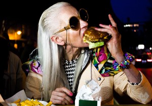 VONERNST Brillenketten und Brillenbänder Kampagne mit best ager Model Anna von Rüden in Hispter Look Burger essend beim angesagten Burgermeister in Berlin Kreuzberg