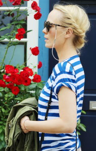 VONERNST Brillenband Leder poudre getragen von der Fashion Bloggerin Kate Gelinsky mit maritimen blau weiß gestreiftem Shirt