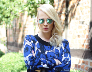 VONERNST Brillenband Leder Poudre getragen von der Fashion Bloggerin Kate Gelinsky