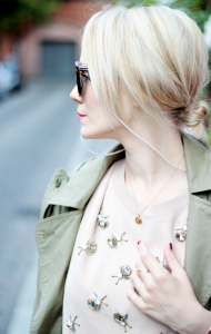 VONERNST Brillenband Leder poudre getragen von der Fashion Bloggerin Kate Gelinsky