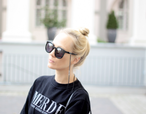 VONERNST Brillenband Leder schwarz getragen von der Fashion Bloggerin Kate Gelinsky