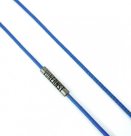 VONERNST Leder Brillenband curacao blau mit typischen VONERNST Brandings am Label und den Gummiösen Detailaufnahme diagonal