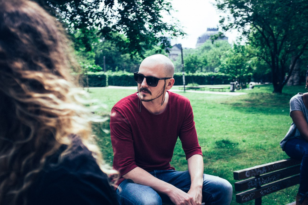 Sänger Maxim trägt eine VONERNST Brillenkette bei einem Interview fotgrafiert von Fotograf Ben Hammer